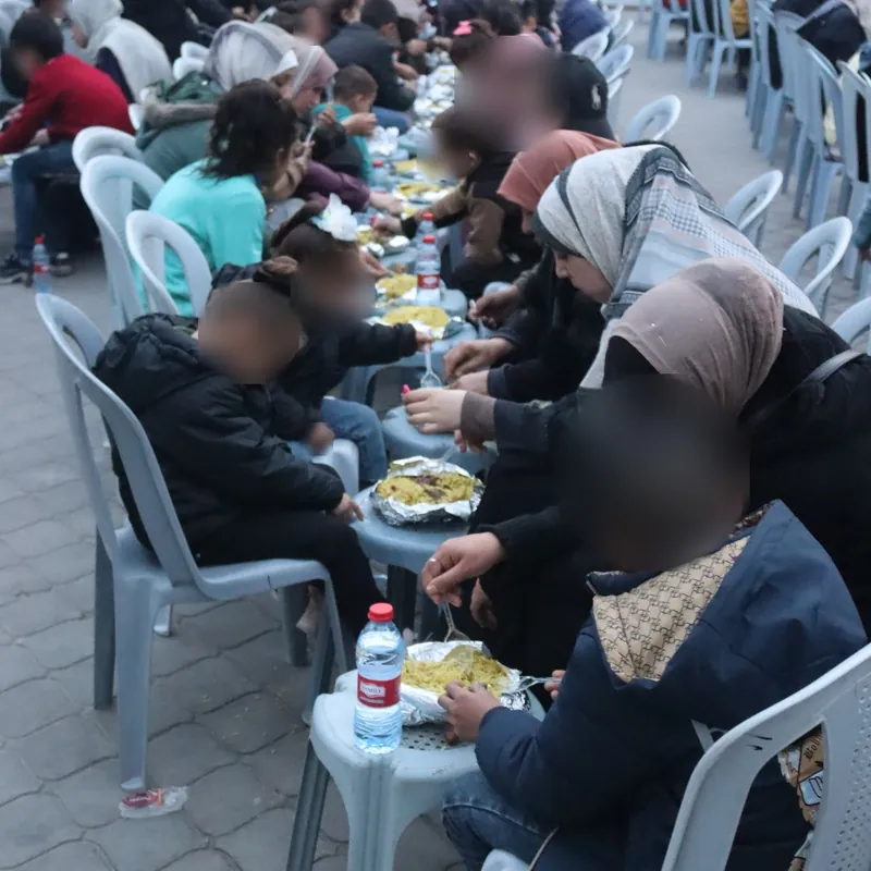 من إفطار الأيتام