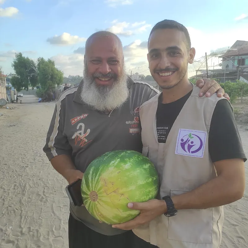 من توزيع البطيخ على مخيمات النزوح