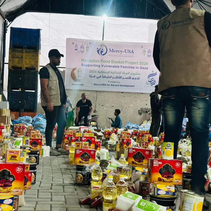 فريق العمل أثناء التجهيز